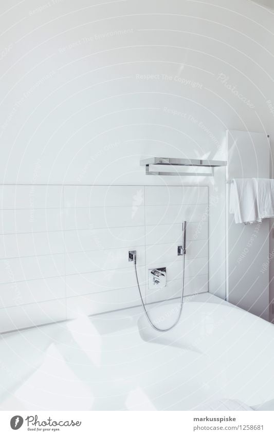 bad weiss Lifestyle Reichtum elegant Stil Design schön Körperpflege Wellness Wohlgefühl Zufriedenheit Erholung ruhig Spa Whirlpool Häusliches Leben Wohnung Haus