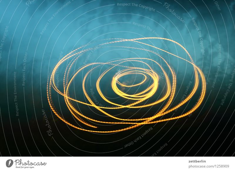 Nacht im Gärtchen dunkel Schatten Licht Leuchtspur Langzeitbelichtung Kreis Verwirbelung umrundung Weltall Planet Bahn ellipse Eile Baum Spannung Tatort Angst