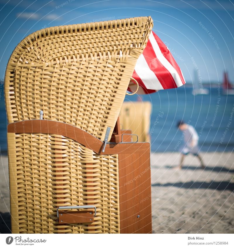 Strandtag I Kind Kindheit 1 Mensch 8-13 Jahre Umwelt Natur Sand Wasser Sonne Sommer Küste Ostsee Meer blau braun rot Ferien & Urlaub & Reisen Urlaubsort