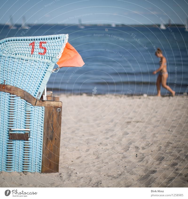 Strandtag II feminin Frau Erwachsene 1 Mensch 30-45 Jahre Umwelt Natur Sand Wasser Himmel Horizont Sommer Wellen Küste Ostsee Meer maritim blau grau Freude