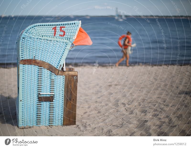 Rettung in Sicht Mensch feminin Frau Erwachsene 1 18-30 Jahre Jugendliche Umwelt Natur Sand Himmel Horizont Sommer Wellen Küste Strand Nordsee Ostsee maritim