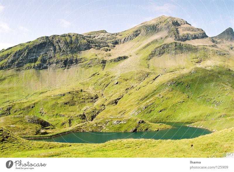 Bewässertes Grün Wiese Sommer See grün Berner Oberland wandern Grindelwald Pause hinsetzen Aussicht Schweiz Alm Alpkäse Sennhütte blau hoch   Hagel