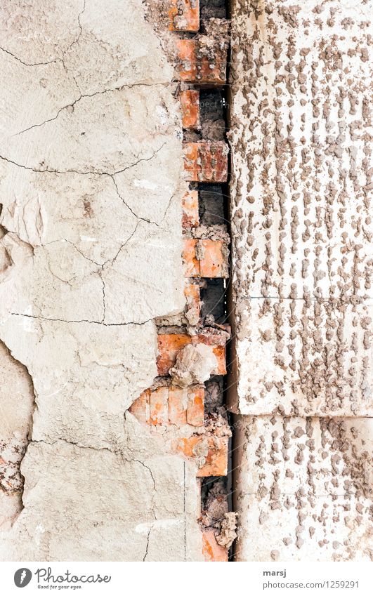 Eigenartige (nicht)Verbindung Mauer Wand Backsteinwand Putz Beton alt eckig Zusammensein abbröckeln Alterserscheinung verbinden Farbfoto Gedeckte Farben