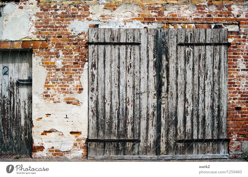 Portal Mauer Wand Fassade Backsteinwand Backsteinfassade Garagentor Holztor Ziffern & Zahlen 2 Hausnummer alt Verfall Vergänglichkeit Zerstörung verfallen