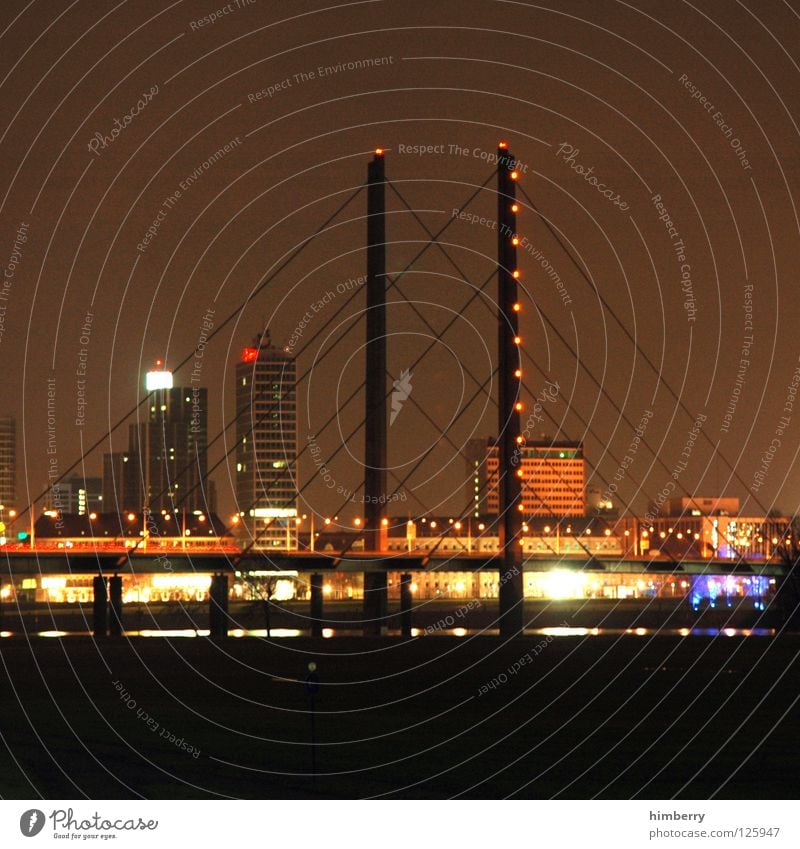 männersache Stadt Lifestyle Nachtleben senden Funkturm Langzeitbelichtung Belichtung Stadtleben Hochhaus Brücke modern Düsseldorf Abend Straße blau Skyline