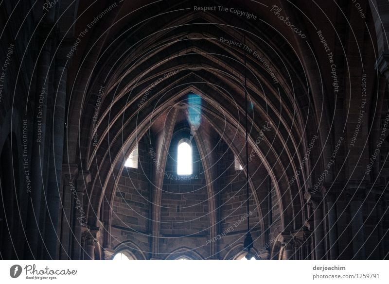 Gut Stubb. Kirchen Fenster an der Decke mit Lichteinfall. Stil harmonisch ruhig Ausflug Sommer Innenarchitektur Kirchenschiff Kirchenraum Architektur