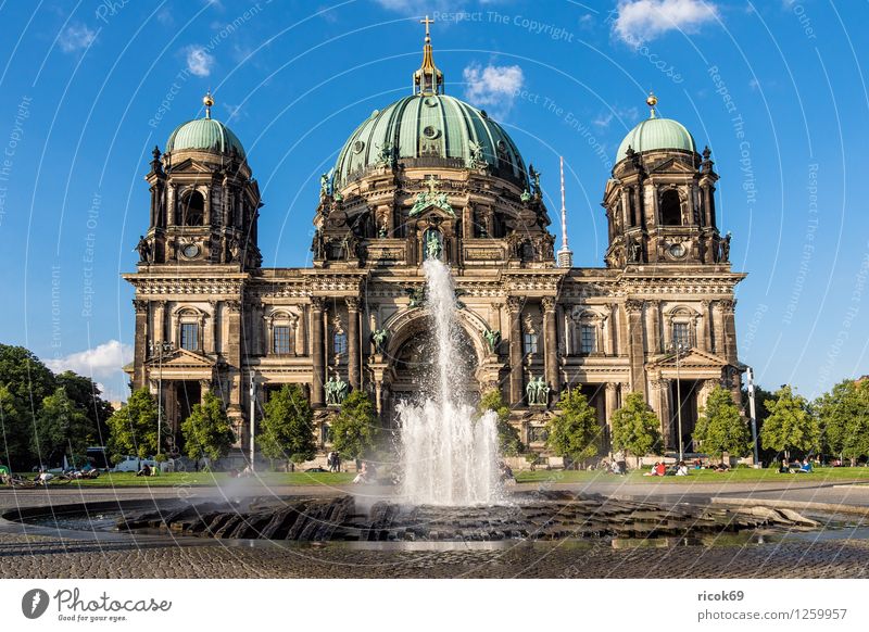 Berliner Dom Ferien & Urlaub & Reisen Tourismus Wasser Wolken Baum Hauptstadt Stadtzentrum Bauwerk Architektur Sehenswürdigkeit Wahrzeichen blau grün