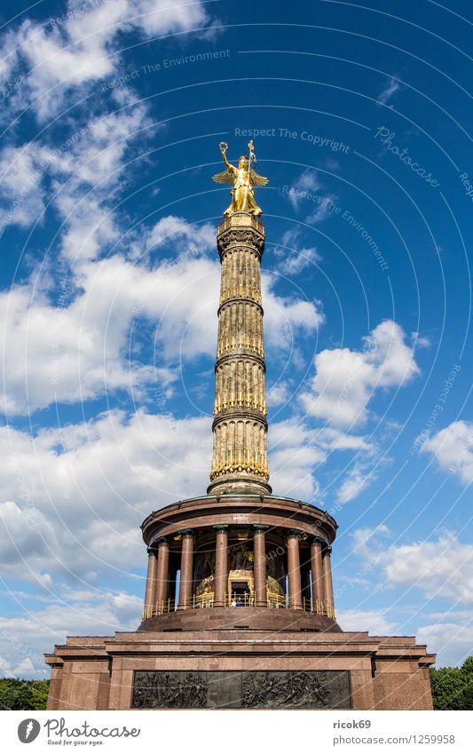 Siegessäule Ferien & Urlaub & Reisen Tourismus Wolken Hauptstadt Stadtzentrum Bauwerk Architektur Sehenswürdigkeit Wahrzeichen Denkmal blau Figur Berlin