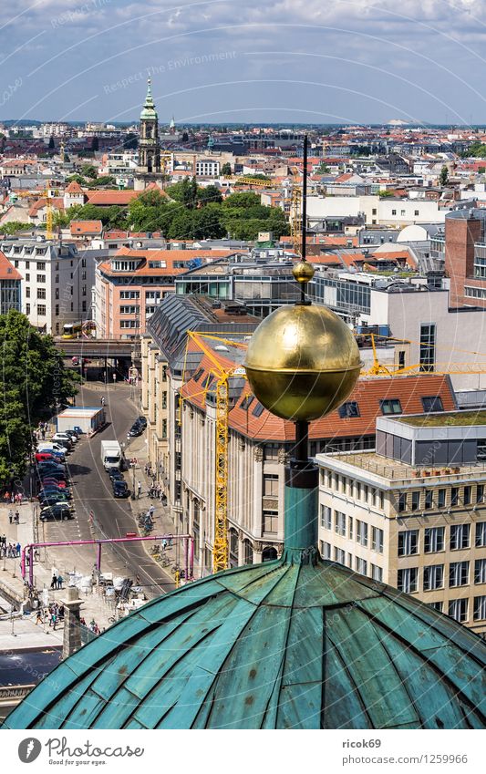 Berlin Ferien & Urlaub & Reisen Tourismus Haus Wolken Stadt Hauptstadt Stadtzentrum Bauwerk Gebäude Architektur Sehenswürdigkeit Wahrzeichen blau Kuppeldach