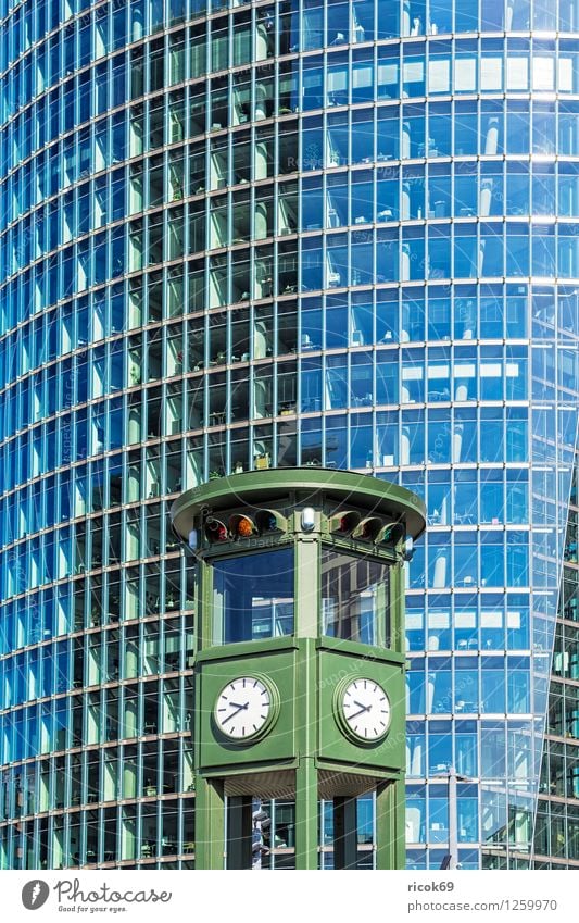 Detail Tourismus Haus Uhr Stadt Hauptstadt Stadtzentrum Bauwerk Gebäude Architektur Fassade Sehenswürdigkeit Zeit Berlin Fenster Deutschland Reiseziel