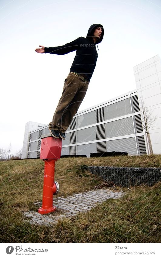 start umfallen gefährlich Gummi stehen Beginn Sträucher gerade weiß Hydrant rot schwarz verrückt Architektur Mensch schieflage bedrohlich Feste & Feiern geklebt