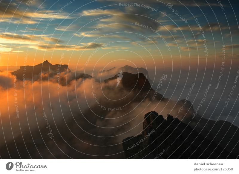 ziemlich weit oben Sonnenuntergang Cirrus Klimawandel Schweiz Berner Oberland Bergsteigen Freizeit & Hobby Ausdauer Wolken Hochgebirge Sauberkeit Luft rot gelb