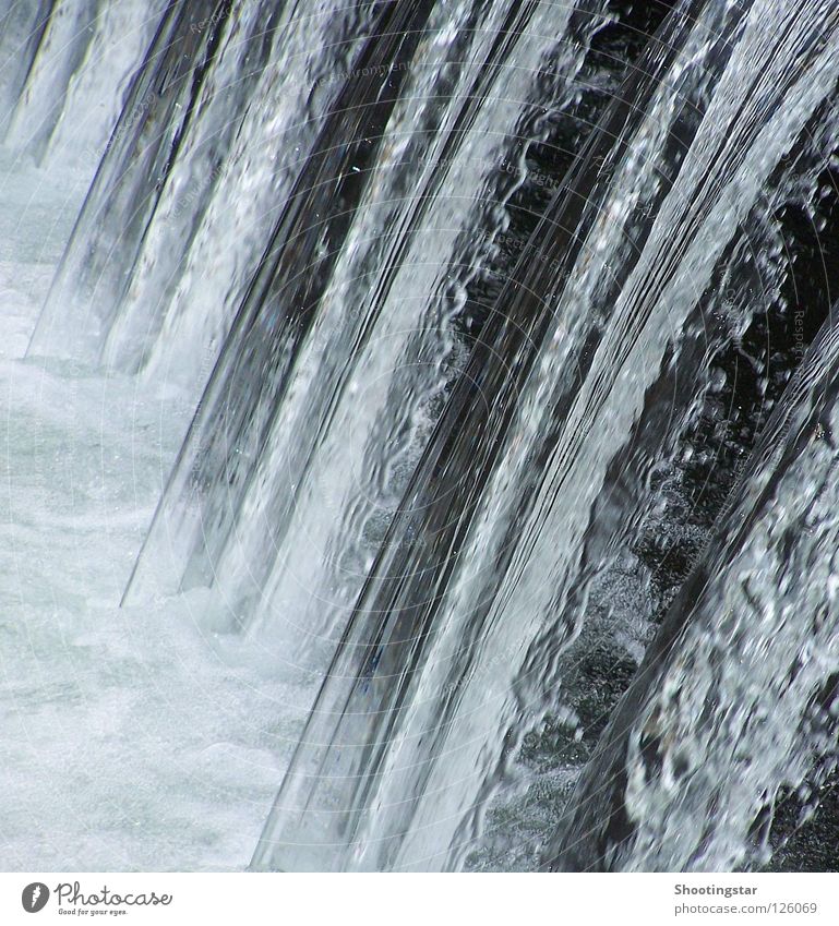 lebendiges Wasser fließen strömen nass Geplätscher Absturz kalt Wellen Schaum weiß Sturz Wasserfall Fluss abwärts Dauerwelle Kurve Staustufe blau Bewegung