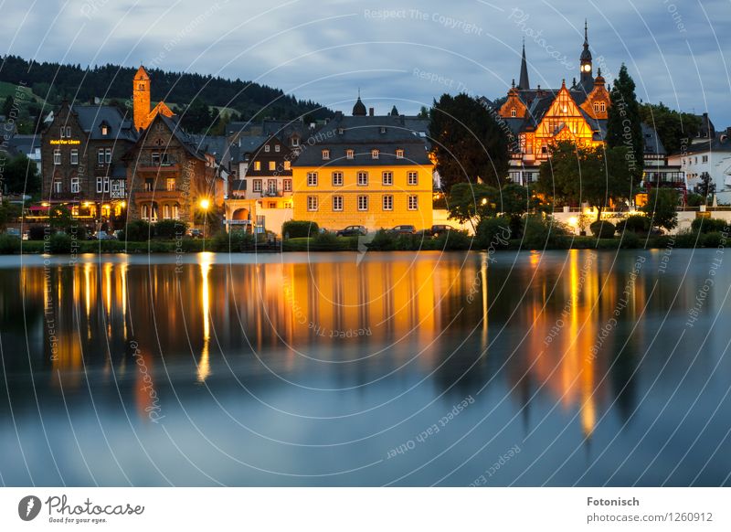 Traben-Trarbach Stille Fluss Mosel (Weinbaugebiet) Traben-Trabach Altstadt Bauwerk ruhig Farbfoto Außenaufnahme Textfreiraum unten Dämmerung Langzeitbelichtung