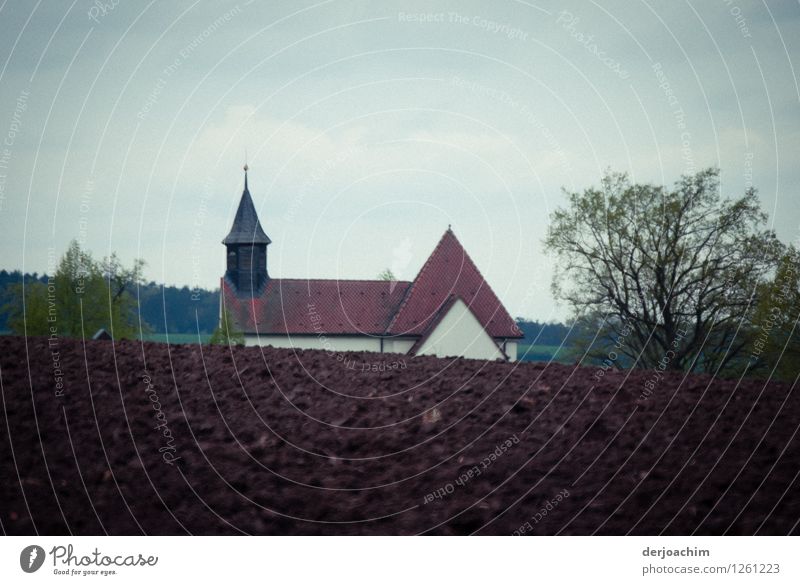 Ziel erreicht. Die Kleine Kirche schaut hinter einer Mauer hervor. Wanderung zum Landgasthof Lauberberg mit Kirche. Franken. Design Wohlgefühl wandern Gasthof