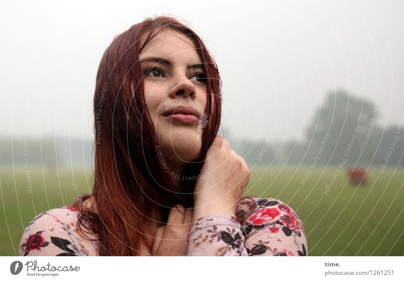 Shakes feminin Frau Erwachsene 1 Mensch Landschaft Regen Park Wiese Hemd Piercing rothaarig langhaarig beobachten genießen Lächeln Blick schön Gefühle Stimmung