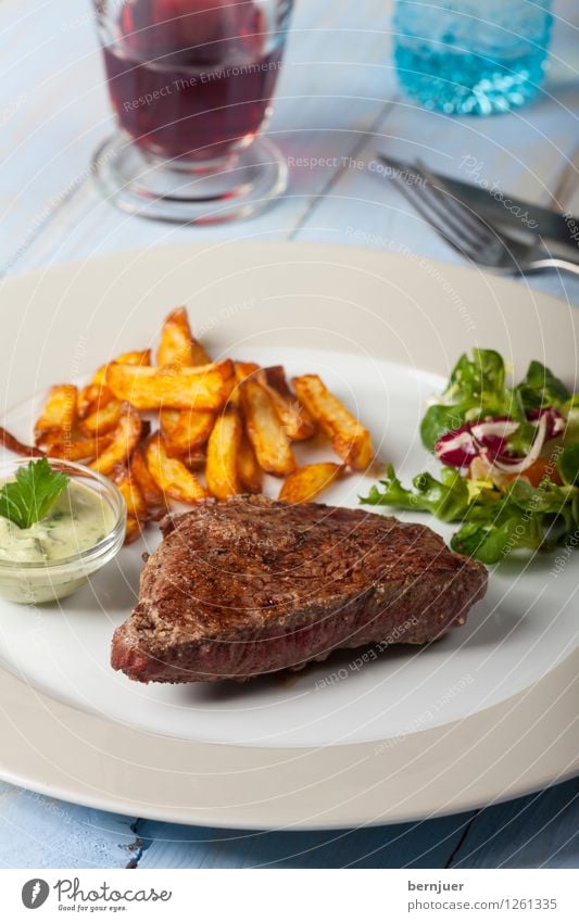 Ladysteak Fleisch Gemüse Salat Salatbeilage Mittagessen Abendessen Teller Glas Restaurant lecker saftig Rindersteak Rindfleisch Steak Scheibe Wein Essen Speise