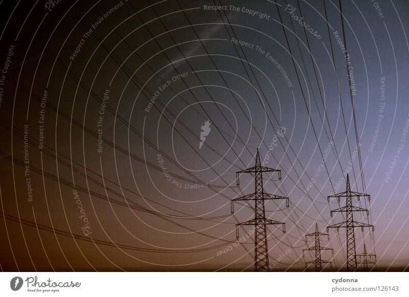 lange Leitung Draht Elektrizität Ferne Synthese Dämmerung möglich Energiewirtschaft verteilen Umleitung Ladengeschäft Dienstleistungsgewerbe Sportveranstaltung