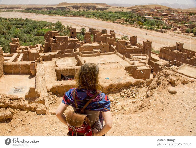 Blick auf Aït-Ben-Haddou Mensch feminin Junge Frau Jugendliche Körper Kopf Haare & Frisuren Arme 1 Umwelt Landschaft Himmel Horizont Sommer Wetter