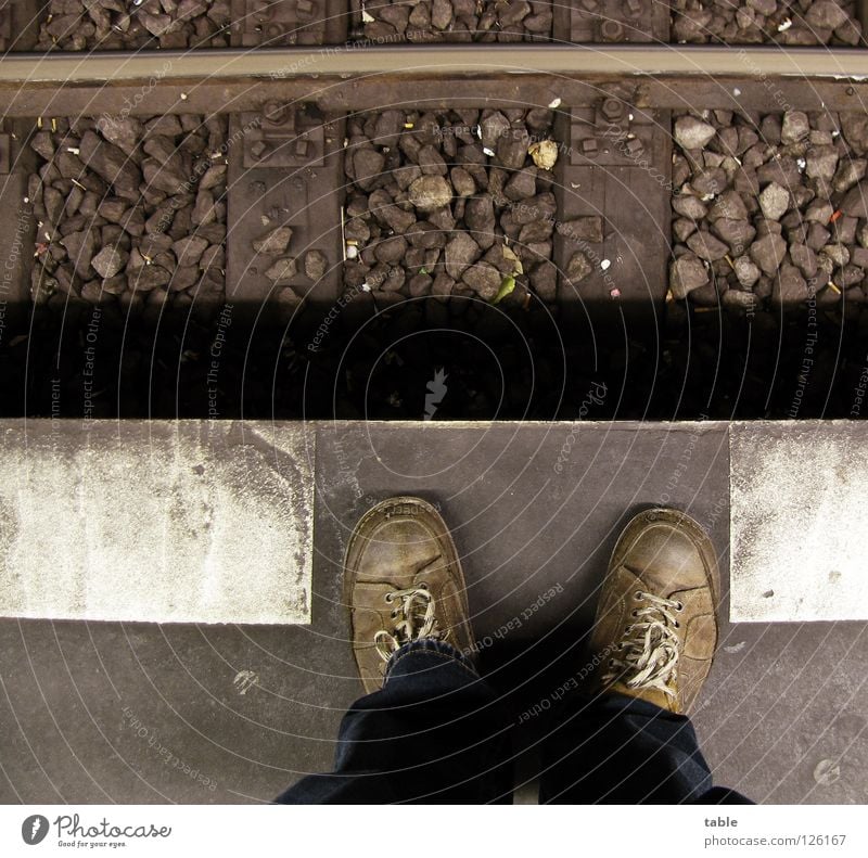 Hans Schuhe Mensch Eisenbahn Bahnhof Trauer Verzweiflung Mann Gisela alt Schnauze voll Bahnsteigkante nix weiter nur `n Foto