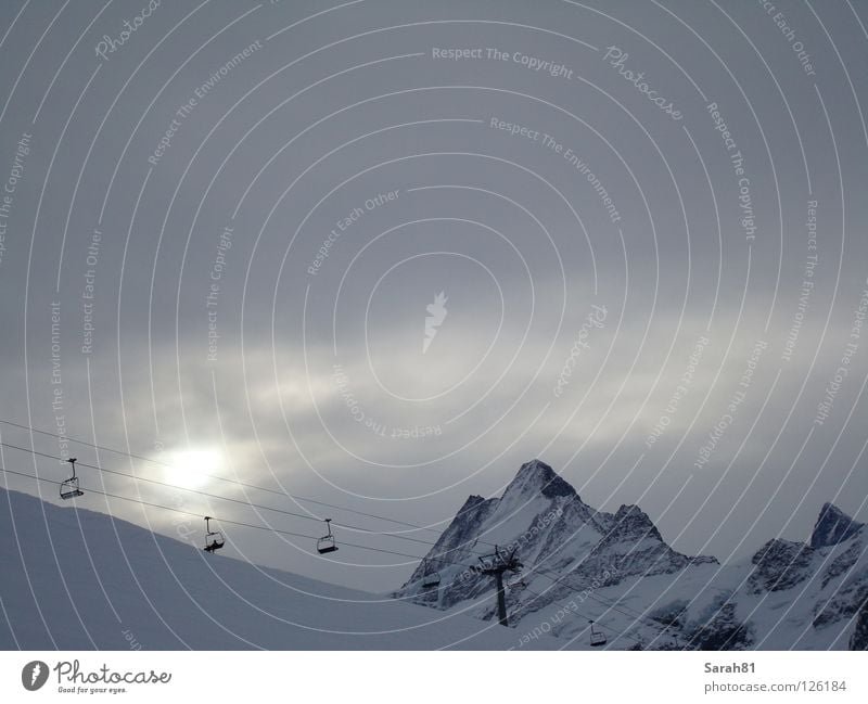 Letzter Aufstieg Winter Sesselbahn schlechtes Wetter dunkel Sonnenuntergang Einsamkeit Stimmung Grindelwald weiß grau fahren aufsteigen kalt Berner Oberland