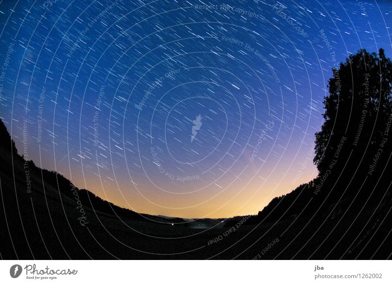 Nachthimmel im Emmental harmonisch ruhig Meditation Natur Landschaft Urelemente Erde Himmel Stern Horizont Sommer Schönes Wetter Baum Feld Schweiz beobachten