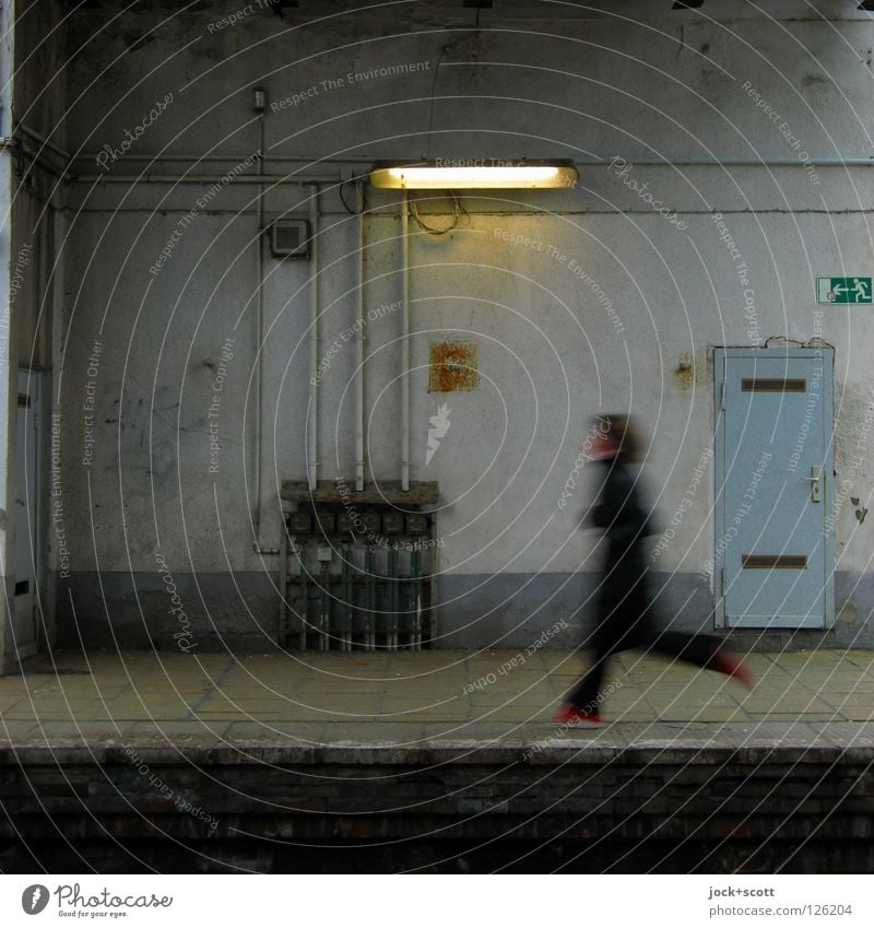 Ostkreuz, Bewegung am Bahnsteig S-Bahn Hinweisschild retro Stimmung Nostalgie Vergangenheit Wege & Pfade Leitung Beleuchtung Röhren Gedeckte Farben