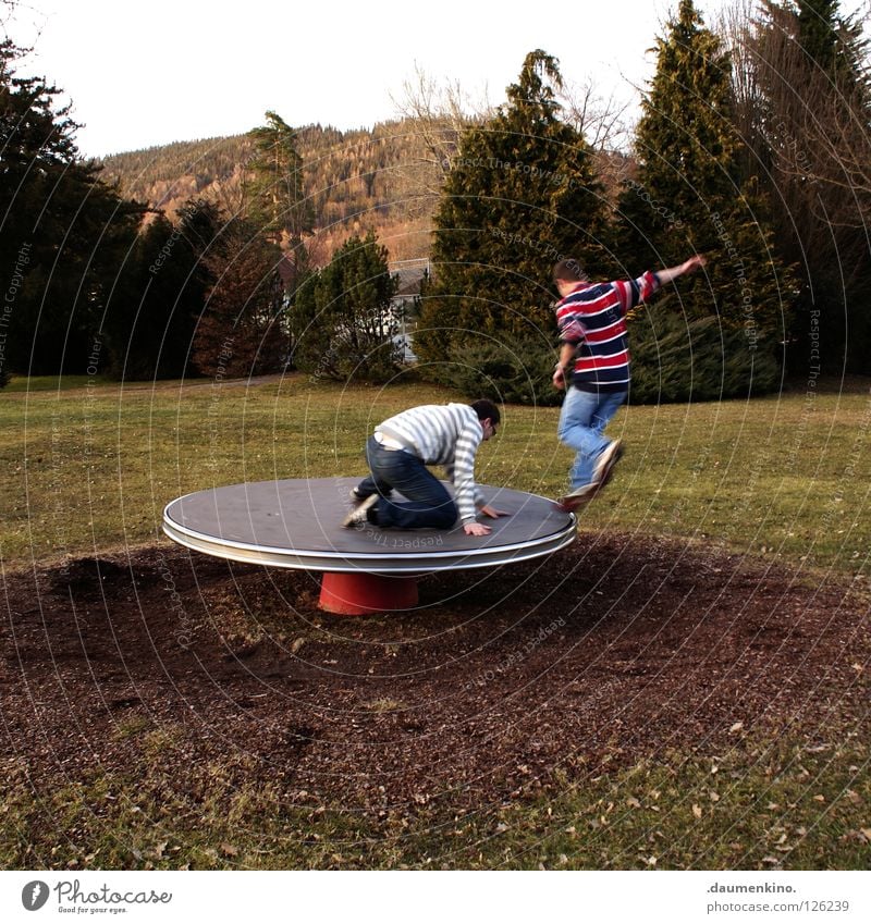 disco stu Mann Kind Spielen Baum Wiese Gras Aktion Spielplatz Freude Erde Mensch Tanzen teufelskreis Fensterscheibe