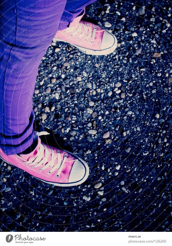 Chucks! Schuhe Schuhbänder Steinboden Bürgersteig rosa Freude Bekleidung blaue hosen enge hose Turnschuh