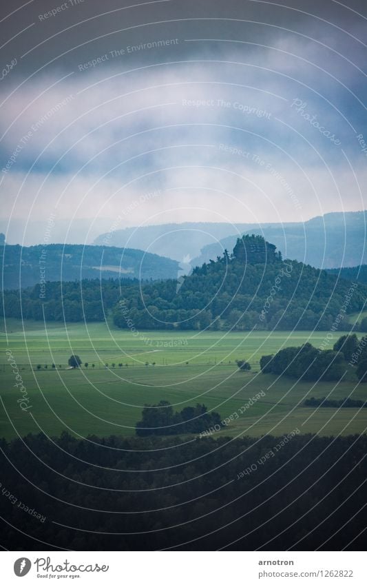 Auenland im Elbsandsteingebirge Landschaft Himmel Gewitterwolken Herbst Baum Gras Wiese Feld Wald Hügel Berge u. Gebirge beobachten genießen wandern ästhetisch