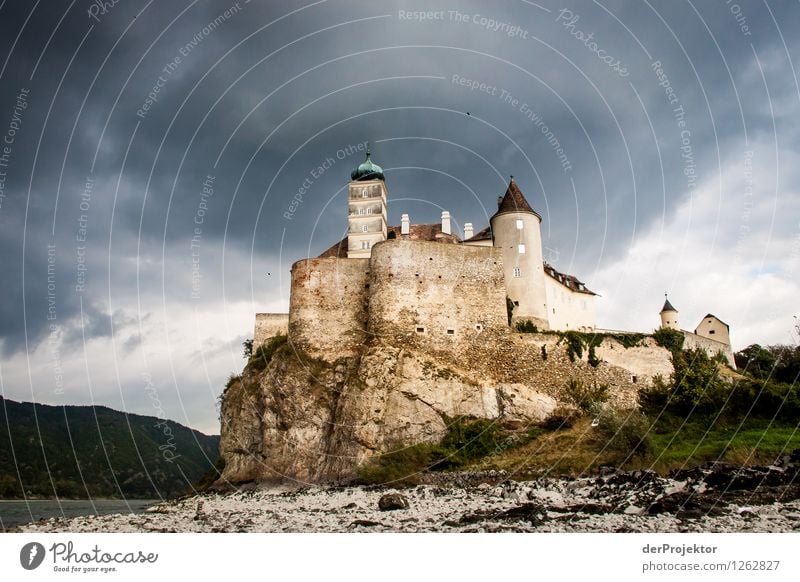 Vampirschloß an der Donau Ferien & Urlaub & Reisen Tourismus Ausflug Abenteuer Expedition wandern Umwelt Natur Landschaft Pflanze Gewitterwolken Herbst