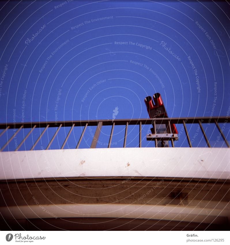 Touristen Fernglas Aussicht Beton streben Ferne Holga Mittelformat Hafen Brücke Geländer Blauer Himmel blau Metall Blick weit gucken elbphilharmonie 1€