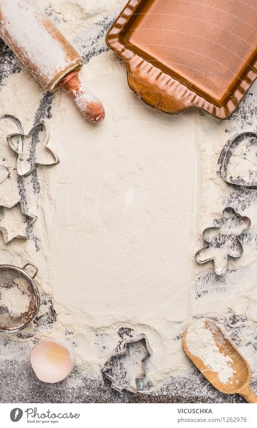 Plätzchen für Weihnachten backen. Mehl Hintergrund. Lebensmittel Teigwaren Backwaren Kuchen Dessert Ernährung Festessen Geschirr Stil Design Tisch Küche