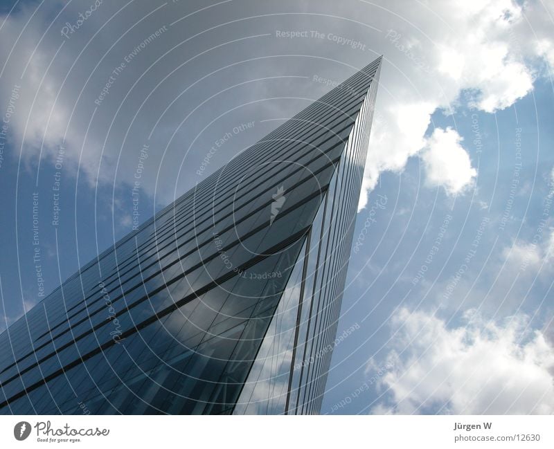 Stadttor 2 Hochhaus Himmel Wolken Architektur modern Spitze stadtor Düsseldorf Ecke medienhafen building corner architecture diagonally sky blue clouds blau