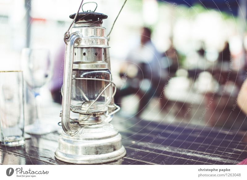 Lichtquelle Dekoration & Verzierung Lampe alt historisch Öllampe Gaslampe Biergarten Tisch Garten Farbfoto Nahaufnahme Textfreiraum rechts Textfreiraum unten