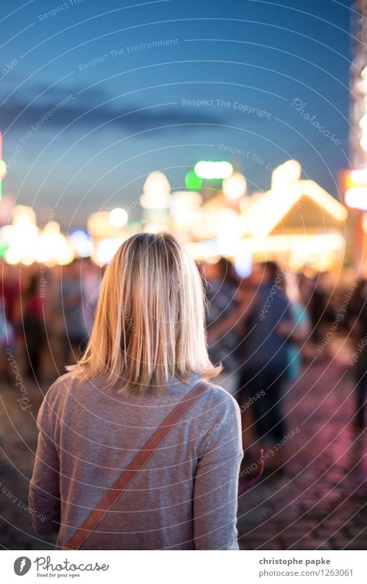 Glitzerlichter auf der Kirmes Freizeit & Hobby Sommer Nachtleben Veranstaltung ausgehen feminin Junge Frau Jugendliche Erwachsene 1 Mensch 18-30 Jahre