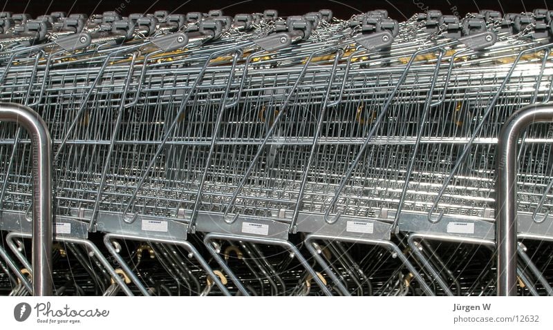 in Reih' und Glied Fuhrpark Einkaufswagen Dienstleistungsgewerbe aldi Metall sb-laden Reihe Konsum trolley row