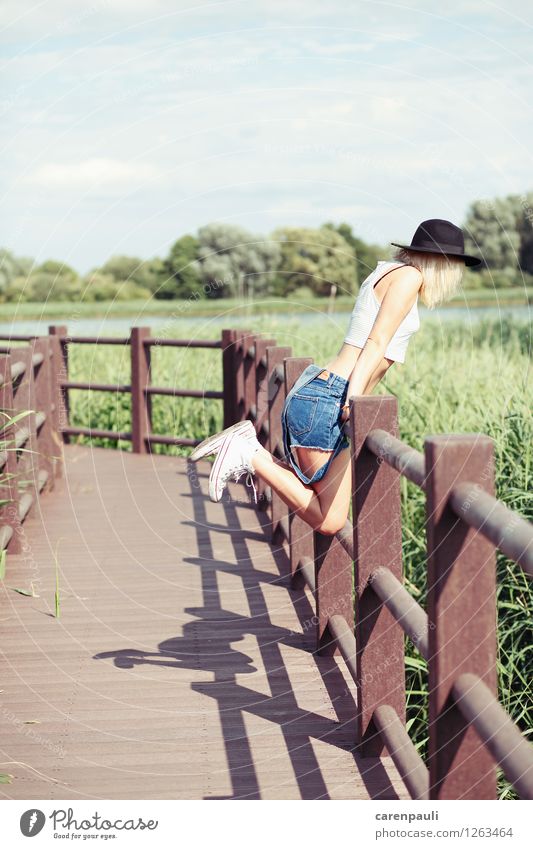 girl with hat Freude Glück Sommer feminin Junge Frau Jugendliche 1 Mensch 18-30 Jahre Erwachsene Natur Himmel Sonne Schönes Wetter Gras Wiese Feld Dorf Brücke