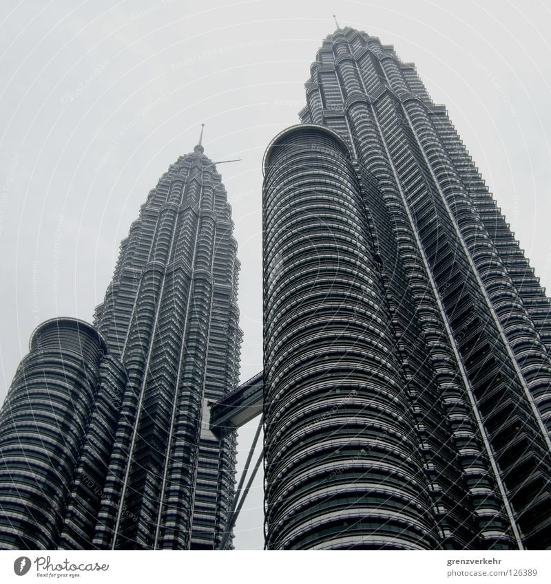 Doppelturm Muster Reichtum elegant Erfolg Business Unternehmen Himmel Stadt Hochhaus Turm Gebäude Fassade Fenster Glas Stahl Linie dunkel gigantisch groß hoch