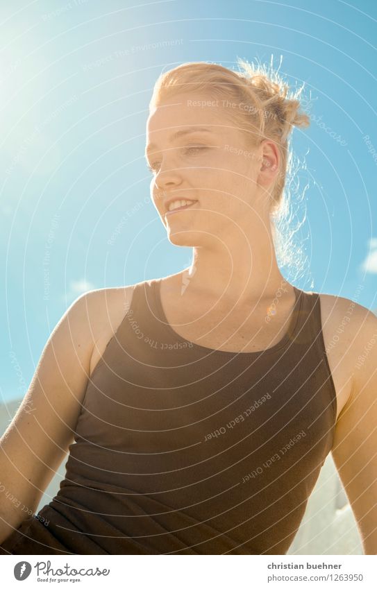 sunshine on my shoulder Junge Frau Jugendliche 1 Mensch 18-30 Jahre Erwachsene dünn authentisch Freundlichkeit Fröhlichkeit Glück hell trendy natürlich Coolness