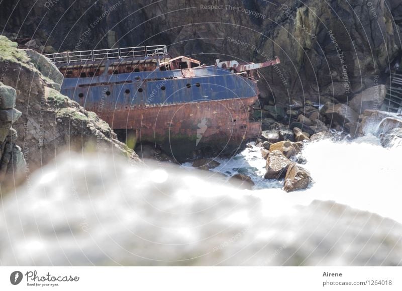 oder doch besser nach vorne schauen? Küste steilufer Bucht Klippe Schifffahrt Wasserfahrzeug Schiffswrack Fischerboot Metall Rost alt kaputt maritim trist