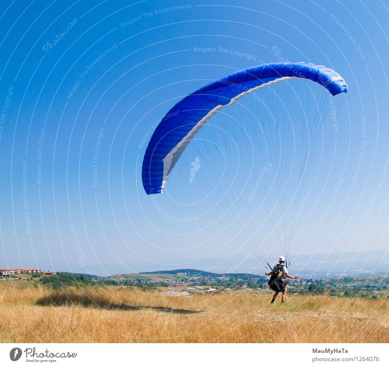 Gleitschirmfliegen Sport Mensch Junger Mann Jugendliche Erwachsene Freundschaft 1 18-30 Jahre Natur Landschaft Luft Himmel Horizont Sonnenlicht Sommer