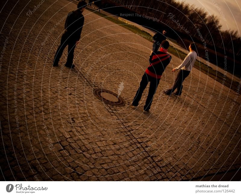 MÄNNERRUNDE Hacky Sack Spielen Jugendliche Jugendkultur fangen treten Aktion Ball Sonnenbrille Stil Mann maskulin Fußtritt Kick geschlossen Platz Mosaik Gully 4