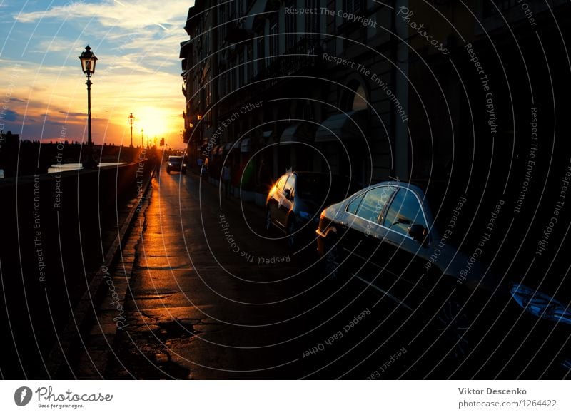 Straße mit Laternen in Florenz Ausflug Sonne Spiegel Business Himmel Wolken Kleinstadt Stadt Verkehr PKW Metall Geschwindigkeit Aussicht Sonnenuntergang Fenster