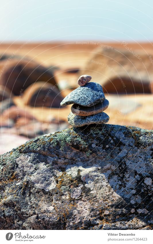 Pyramide der alten Steine harmonisch Erholung Meditation Sommer Strand Meer Insel Natur Himmel Horizont Gras Felsen Küste Ostsee natürlich grau Steinmännchen