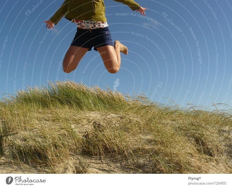 fliegen wollen springen Sprungkraft Sommer Ferien & Urlaub & Reisen Dünengras Freude Freizeit & Hobby Kraft Stranddüne Luftverkehr Beine Himmel Lust Sand