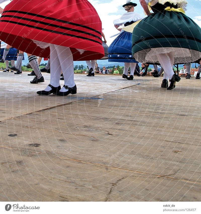 Rock ´n Roll oder Brummkreisel II Bayern Trachtenkleid Tanzfläche Volksmusik Drehung Gamsbart Rieden Allgäu Bluse drehen schlagen Shorts Männerbein Strumpfhose