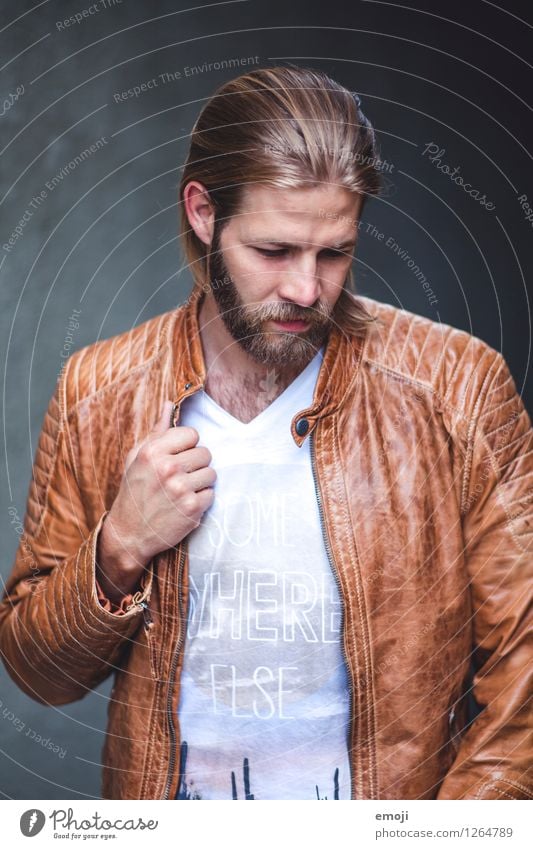 jacket maskulin Junger Mann Jugendliche 1 Mensch 18-30 Jahre Erwachsene Jacke Haare & Frisuren langhaarig Bart Coolness trendy Farbfoto Außenaufnahme