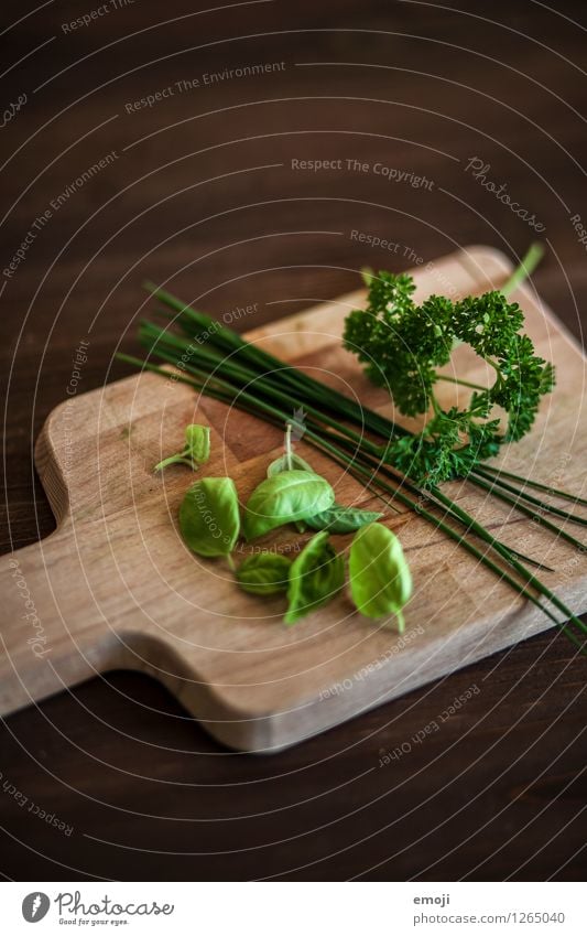 Kräuter Lebensmittel Kräuter & Gewürze Basilikum Schnittlauch Petersilie Ernährung Schneidebrett natürlich grün Holz Holzbrett Farbfoto Innenaufnahme