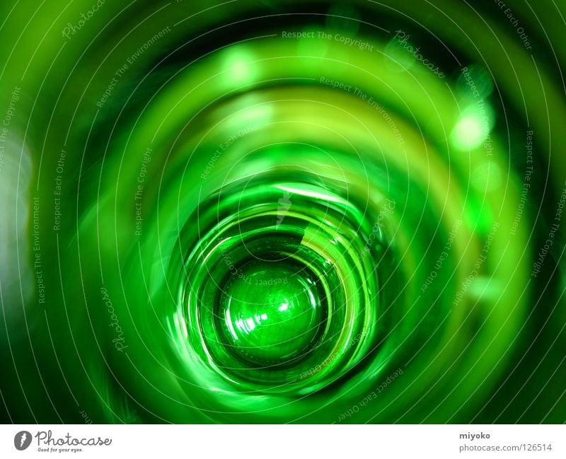 Der Blick in die Flasche Hintergrundbild Flaschenboden grün Bierflasche Makroaufnahme Nahaufnahme bottle